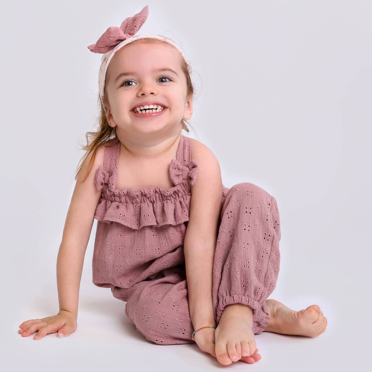 Schöne leichte Latzhose in lila für den Sommer mit Rüschen, Schleifen und Lochmuster