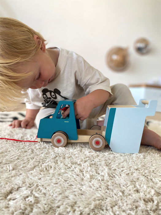 Toller Kipplaster aus Holz zum Nachziehen mit wippendem Fahrer und gummierten Reifen
