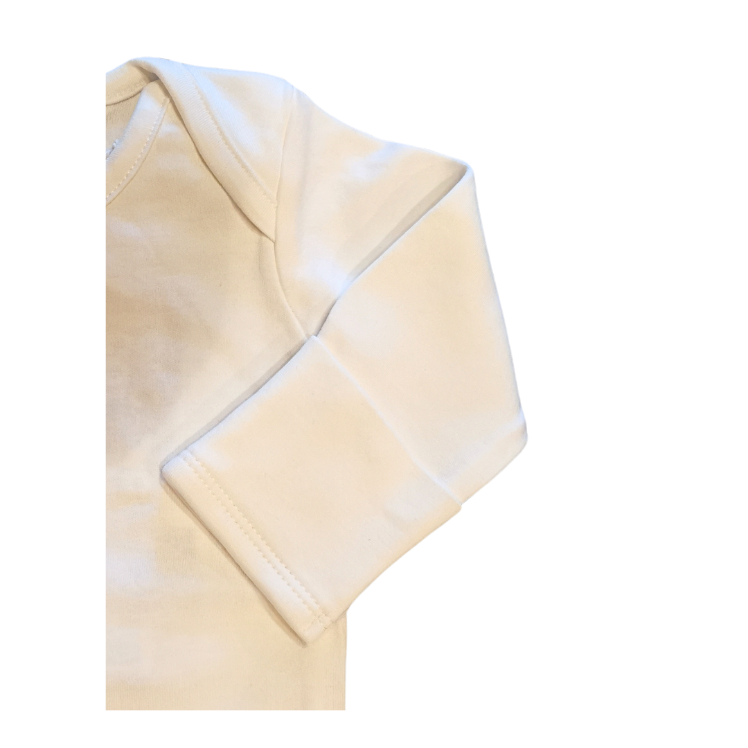 Langärmliger Body in creme mit Schlupfkragen und umschlagbaren Ärmeln aus hochwertiger Bio-Baumwolle