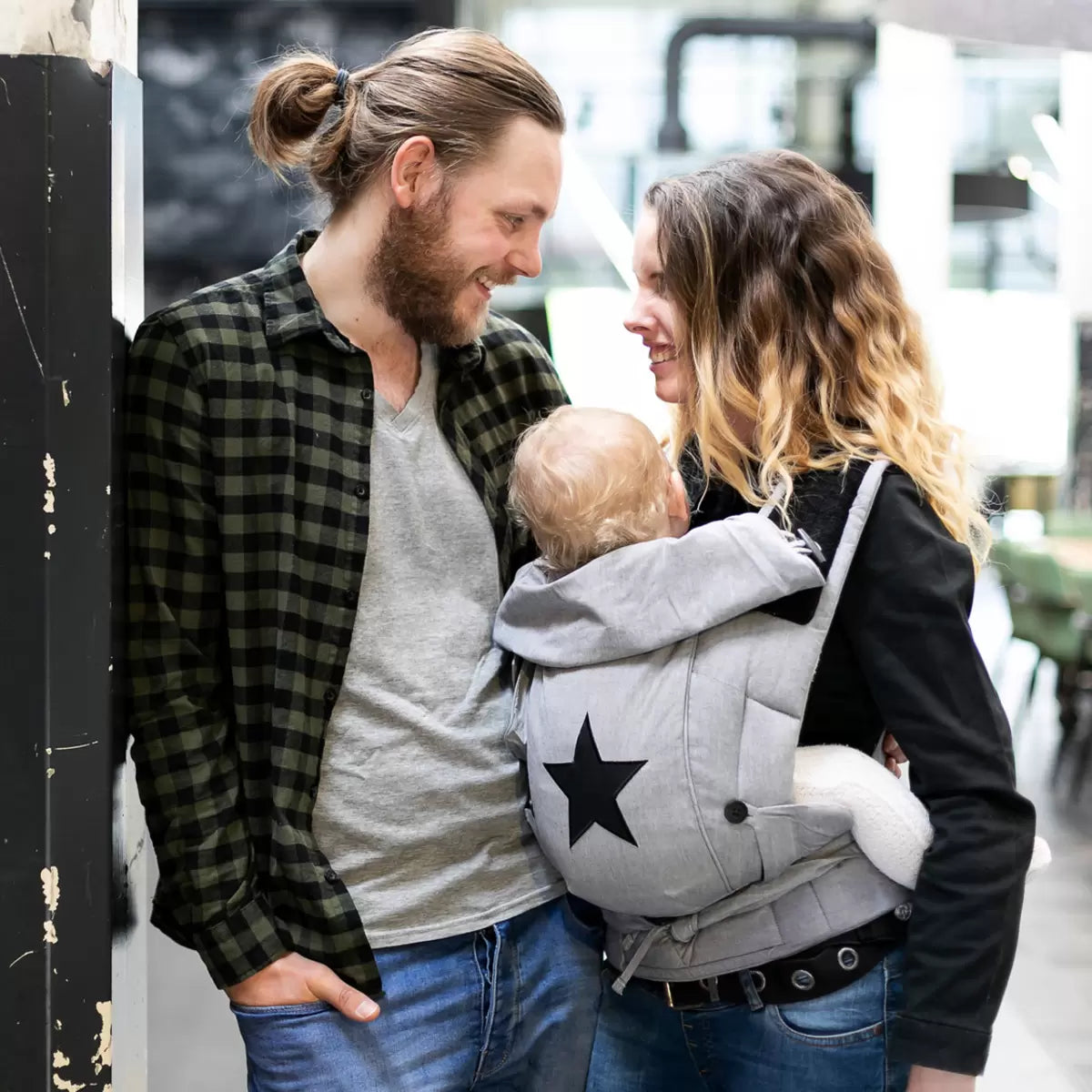 Tolle Babytrage aus Tragetuchstoff in grau mit Stern, einfaches Anlegen