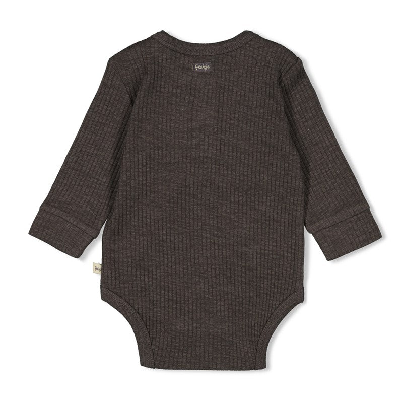 Hochwertiger gerippter Langarm-Body in grau, mit aufgesetzter Brusttasche und Knöpfen