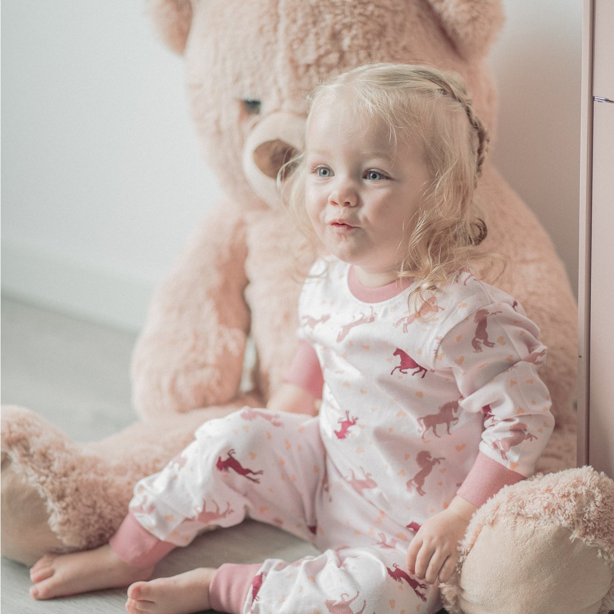 Schöner Mädchen Schlafanzug in rosa mit Pferden