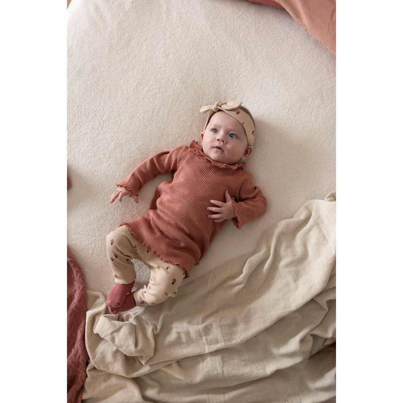 Schönes Ripp-Kleid in berry mit Rüschenkragen