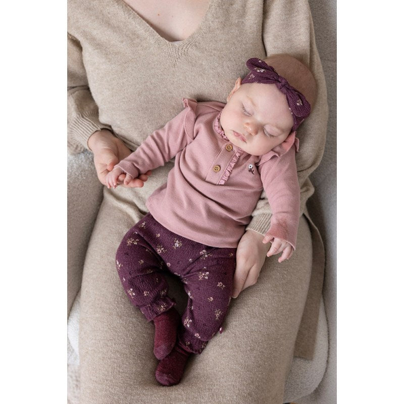 Verspieltes Rippshirt mit Rüschen und gehäkeltem Kragen in schönem Rosa