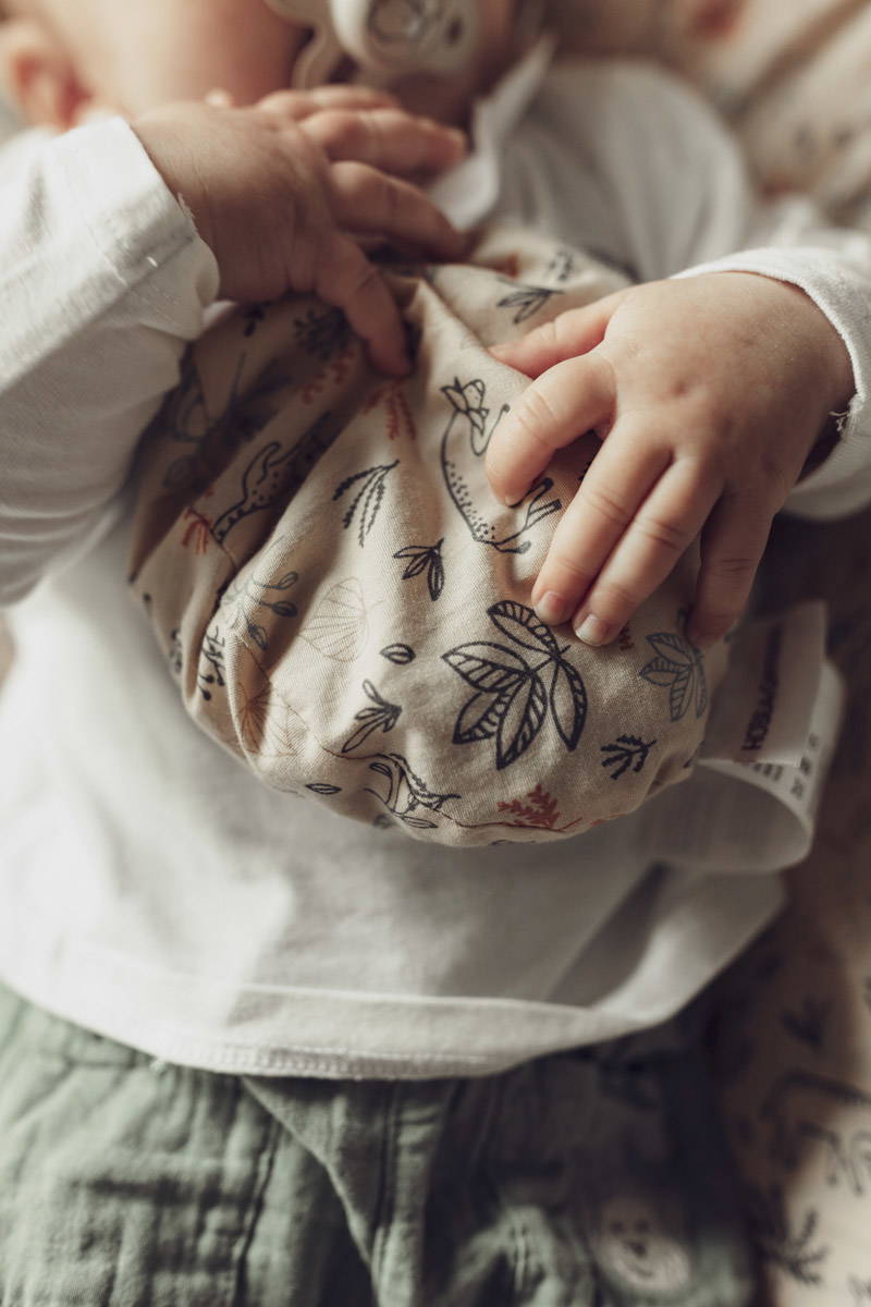 Schönes kleines Kirschkernkissen in beige mit Tieren und Safari Motiven