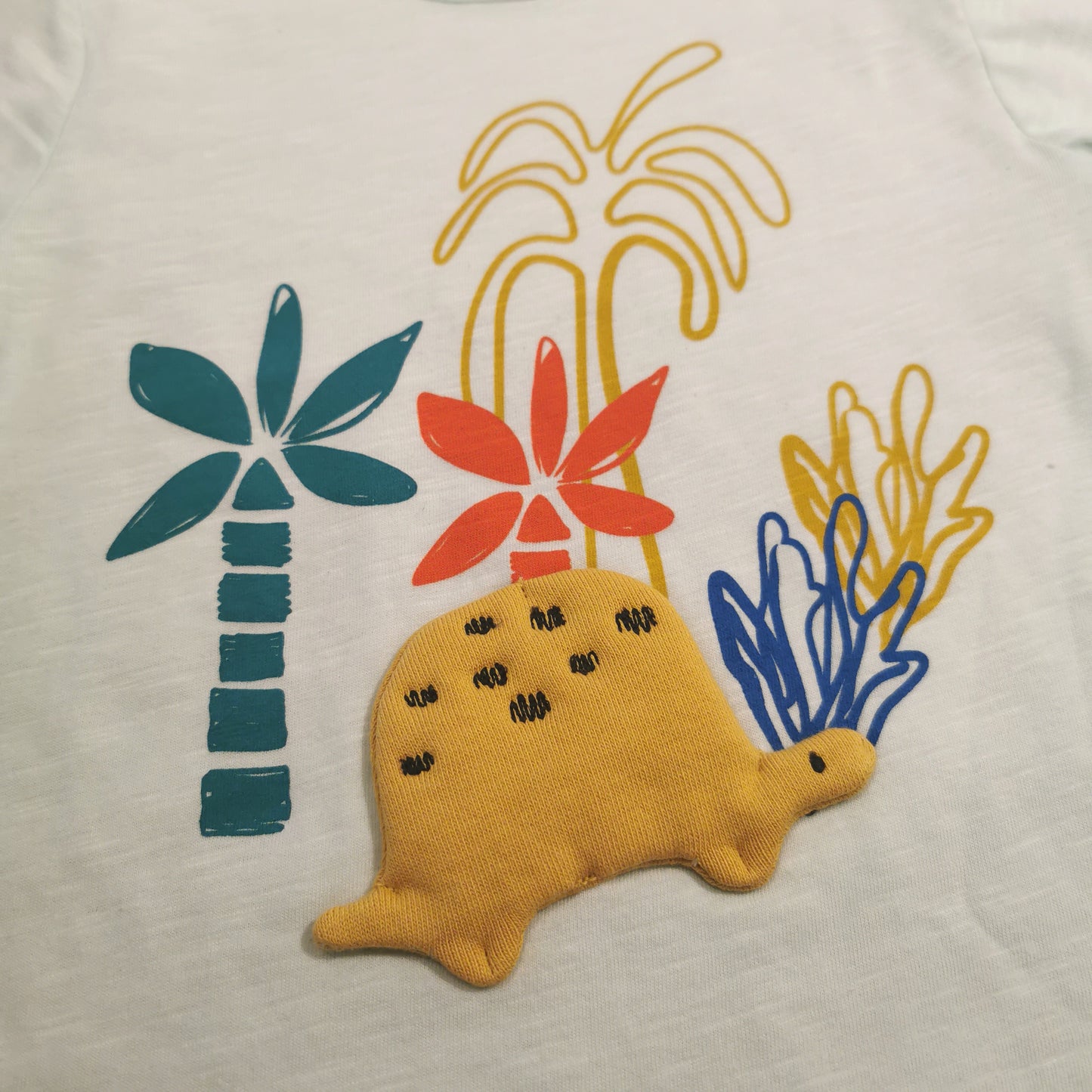 Detail: Die süße Schildkröte unter Palmen