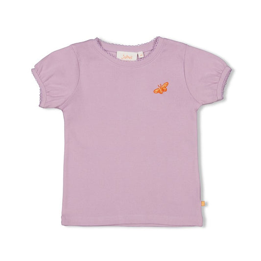 Schönes T-Shirt in lila mit Schmetterling und leichten Puffärmeln