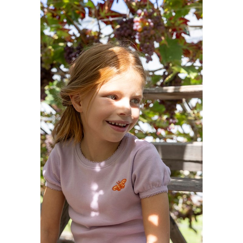 Schönes T-Shirt in lila mit Schmetterling und leichten Puffärmeln