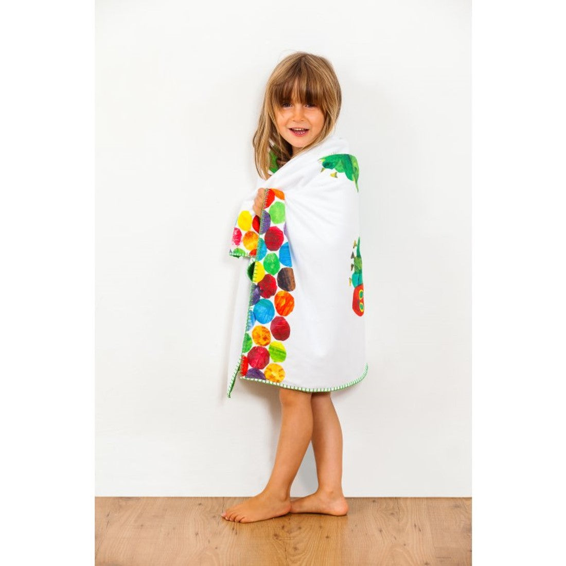 Die weiche Decke ist kuschelig und ein echter Hingucker mit der süßen Raupe Nimmersatt darauf, Farben: grün und weiss