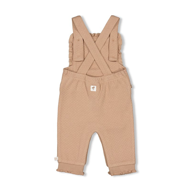 Süße Latzhose mit Rüschen in Haselnussbraun aus Bio-Baumwolle