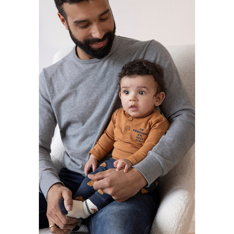 Niedliches Longsleeve in braun mit Schriftzug und kleinem Croissant, aus Bio-Baumwolle