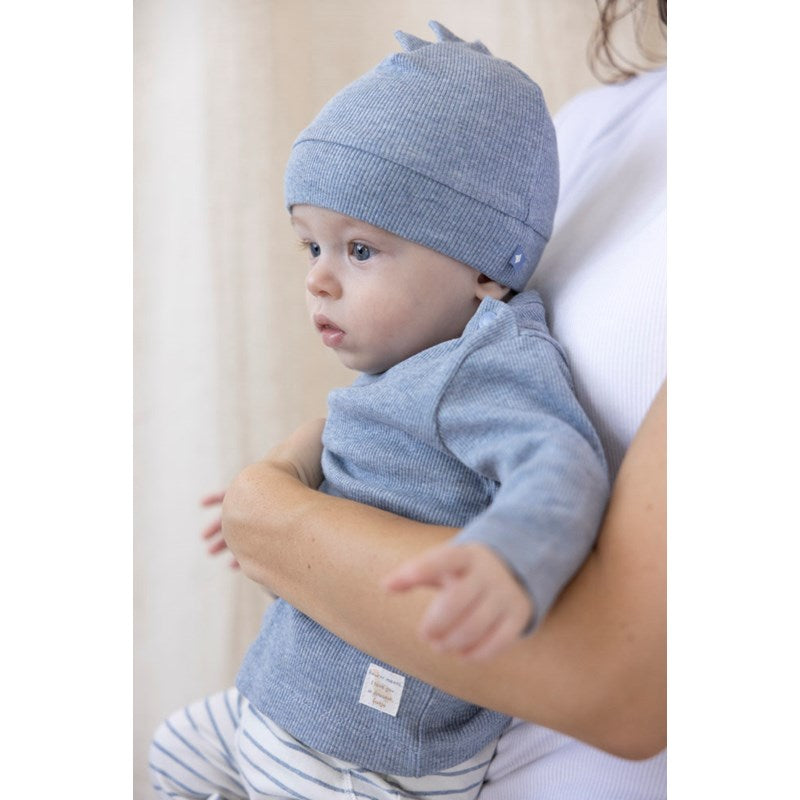 Süße Babymütze in Indigo mit Dino-Zacken