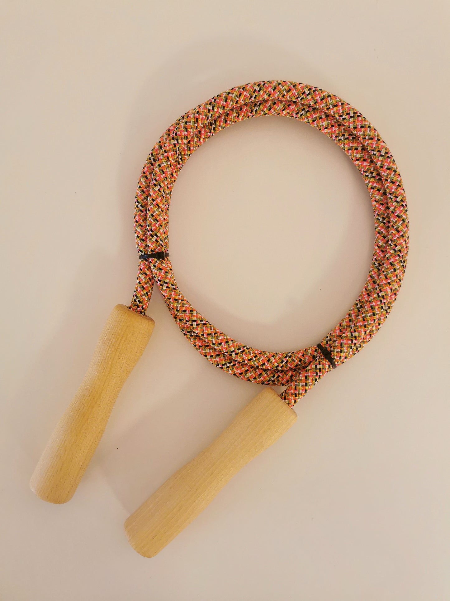 Robustes und hochwertiges Springseil mit Kugelgelenk und Buchengriffen