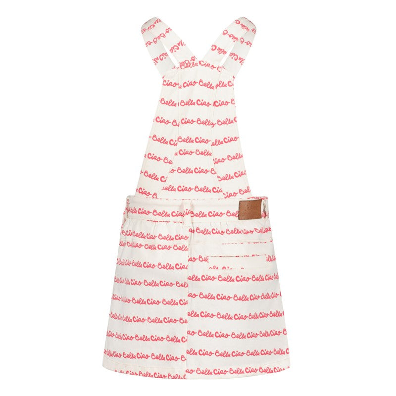 Flottes Salopette-Kleid in weiß mit rotem All Over Druck Ciao Bella. Die verstellbaren Träger sind individuell anpassbar.