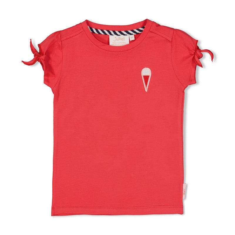 Sommerliches T-Shirt in Rot mit schönem Eis-Print auf der Rückseite, aufgenähter Eistüte vorne und geknoteten Ärmeln aus Bio-Baumwolle