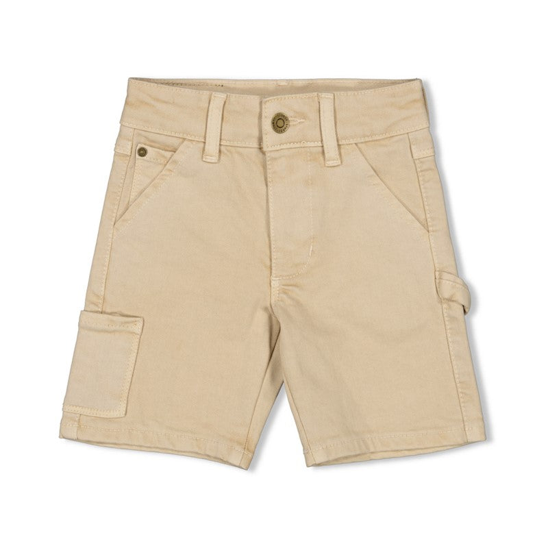 Shorts aus leichtem Denimstoff in Sand mit vielen Taschen, Reißverschluss, Knopf und Gürtelschlaufen. Innen mit verstellbarem Gummibund anpassbar.