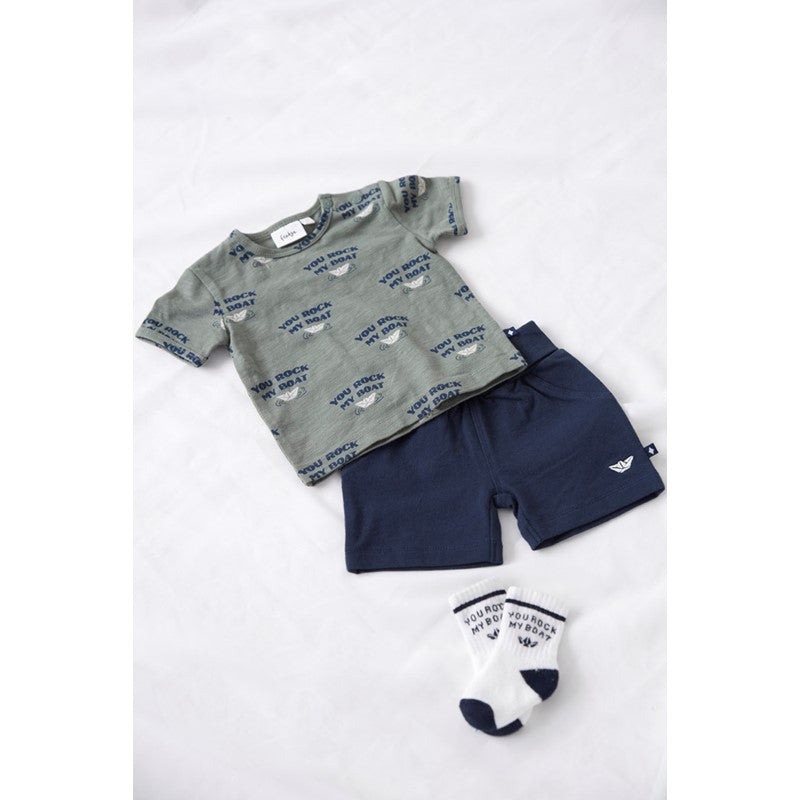 Süße grünes T-Shirt mit All Over Print "Rock my boat" und Papierschiffchen aus Bio-Baumwolle