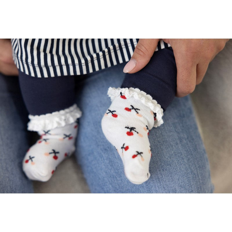 Niedliche Babysocken mit süßen Kirschen darauf