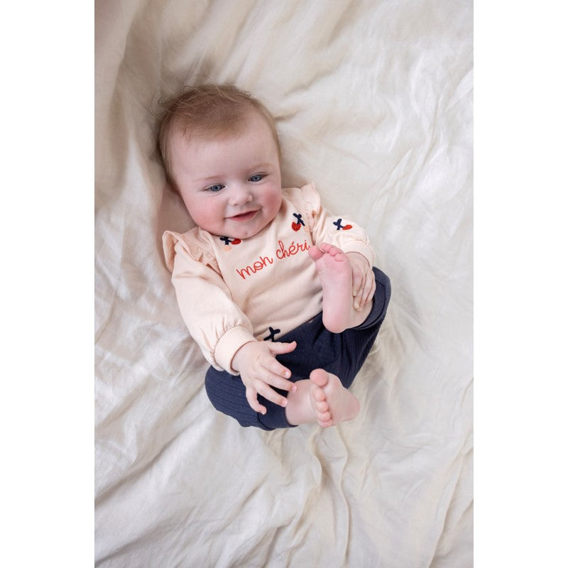 Bezaubernder rosa Sweater mit Rüschchen an den Ärmeln und süßen Kirschen darauf aus Bio-Baumwolle