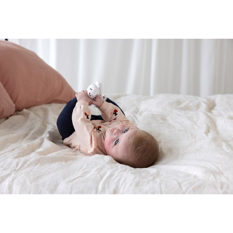 Bezaubernder rosa Sweater mit Rüschchen an den Ärmeln und süßen Kirschen darauf aus Bio-Baumwolle