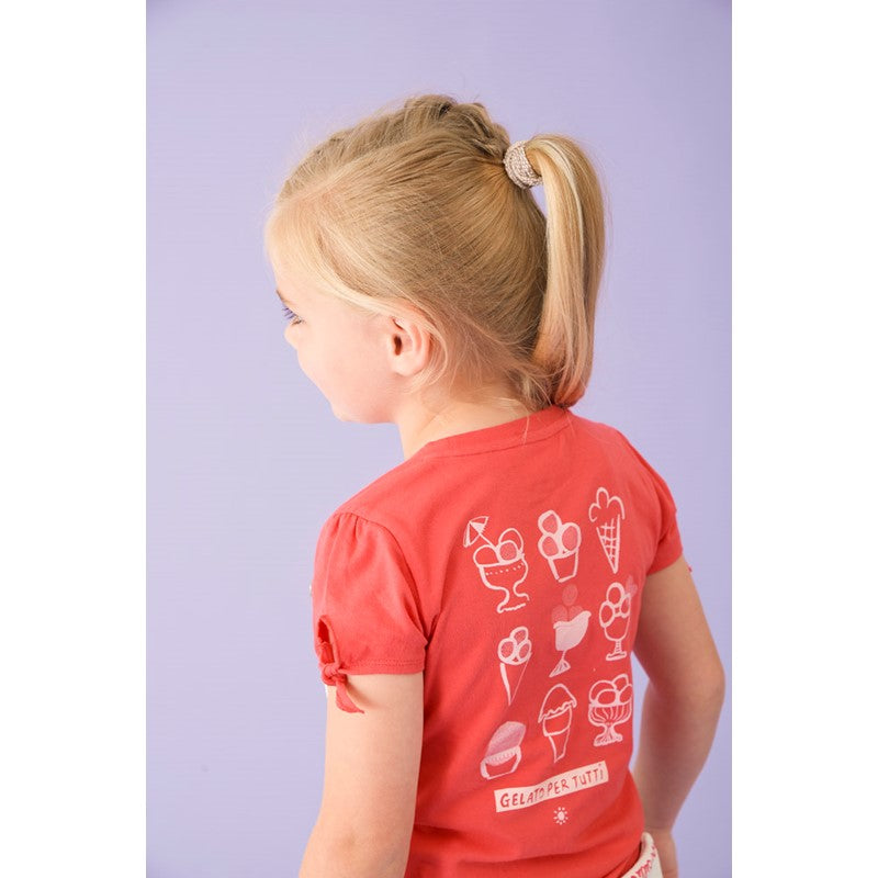 Sommerliches T-Shirt in Rot mit schönem Eis-Print auf der Rückseite, aufgenähter Eistüte vorne und geknoteten Ärmeln aus Bio-Baumwolle