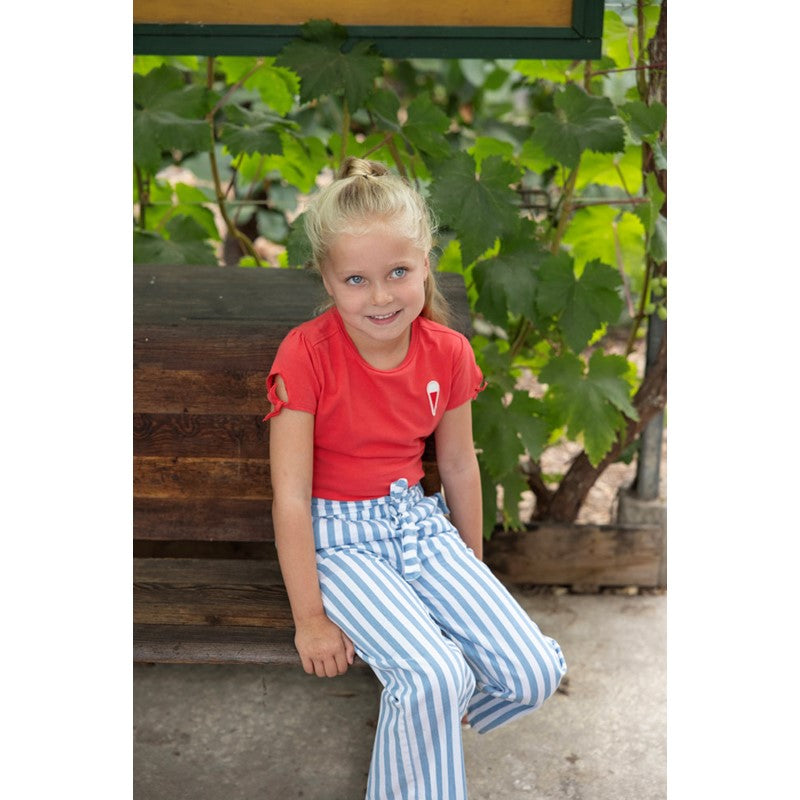Sommerliches T-Shirt in Rot mit schönem Eis-Print auf der Rückseite, aufgenähter Eistüte vorne und geknoteten Ärmeln aus Bio-Baumwolle