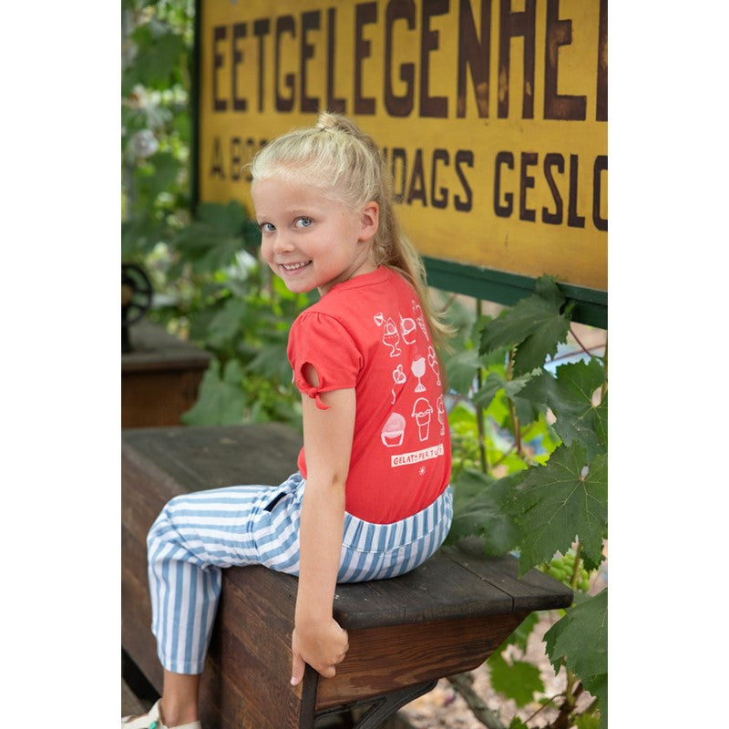 Sommerliches T-Shirt in Rot mit schönem Eis-Print auf der Rückseite, aufgenähter Eistüte vorne und geknoteten Ärmeln aus Bio-Baumwolle