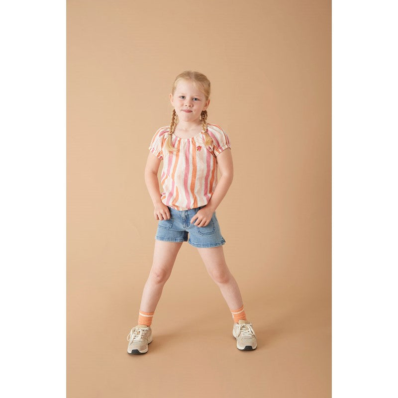 Lässige Shorts für Mädchen in denim blau mit Taschen, Reißverschluss und Knopf sowie verstellbarem Gummibund innen.