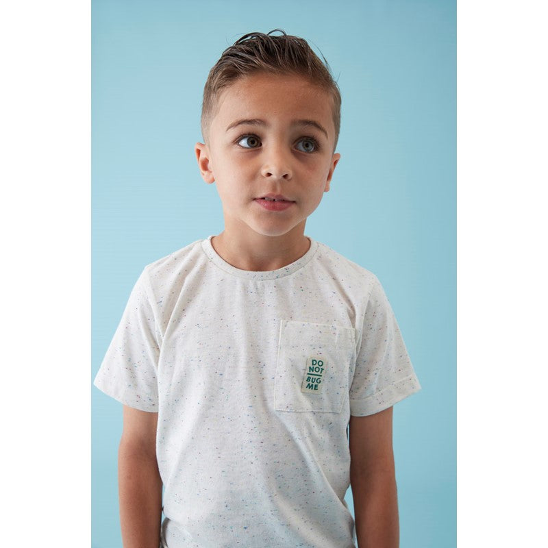 Cooles T-Shirt in offwhite melange mit aufgesetzter Brusttasche und grüner Spirale und Käfer auf der Rückseite