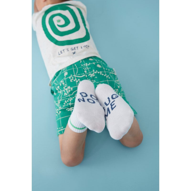 Cooles T-Shirt in offwhite melange mit aufgesetzter Brusttasche und grüner Spirale und Käfer auf der Rückseite