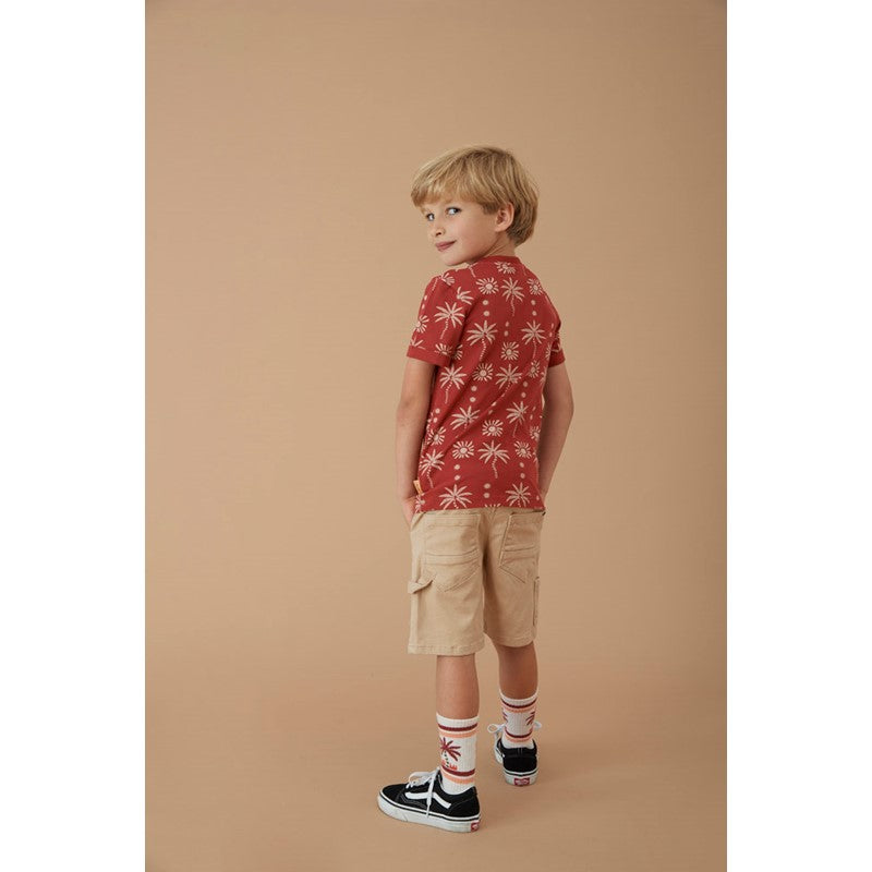 Shorts aus leichtem Denimstoff in Sand mit vielen Taschen, Reißverschluss, Knopf und Gürtelschlaufen. Innen mit verstellbarem Gummibund anpassbar.