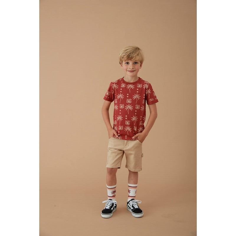 Shorts aus leichtem Denimstoff in Sand mit vielen Taschen, Reißverschluss, Knopf und Gürtelschlaufen. Innen mit verstellbarem Gummibund anpassbar.