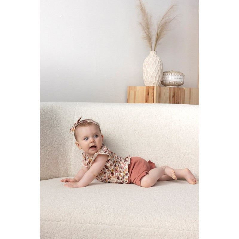 T-Shirt mit Blume all over print aus Bio-Baumwolle mit hübschen Rüschen an den Armen und am Bund