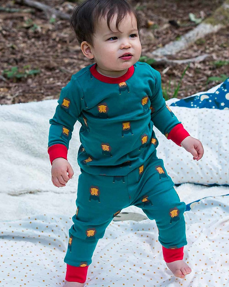 Weicher und bequemer zweiteiliger Schlafanzug in grün mit Löwen, aus Bio-Baumwolle