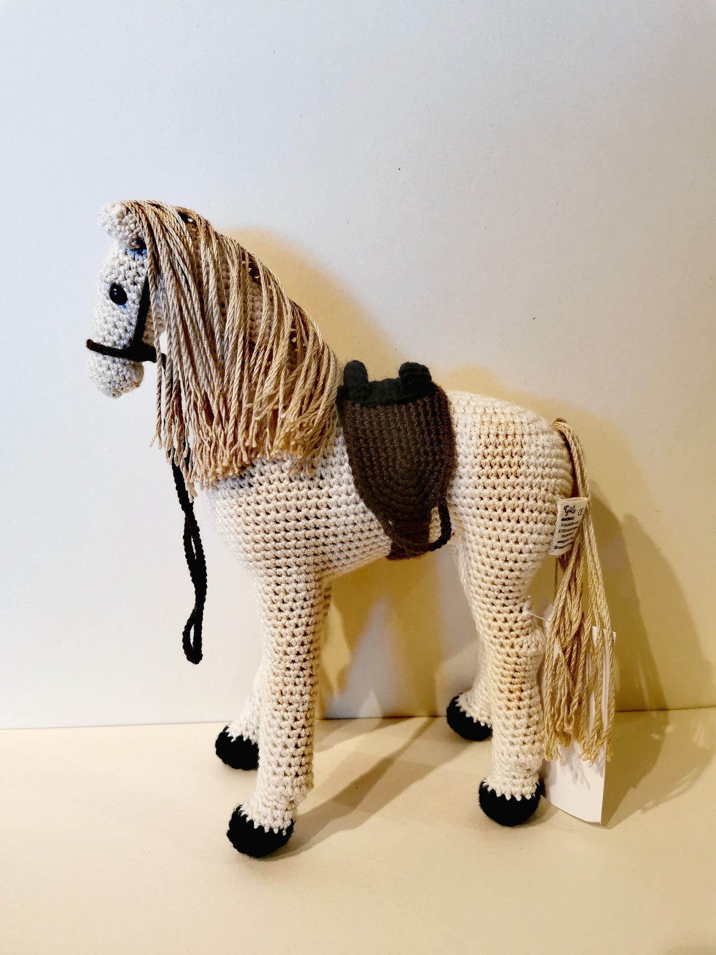 Güls Handmade - Gehäkeltes Pferd in weiß, creme, braun, schwarz