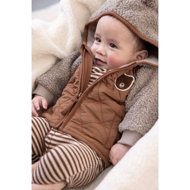Süße Plüschjacke mit Kapuze und Teddy-Ohren ind Braun mit Teddybären Applikation auf der Brust