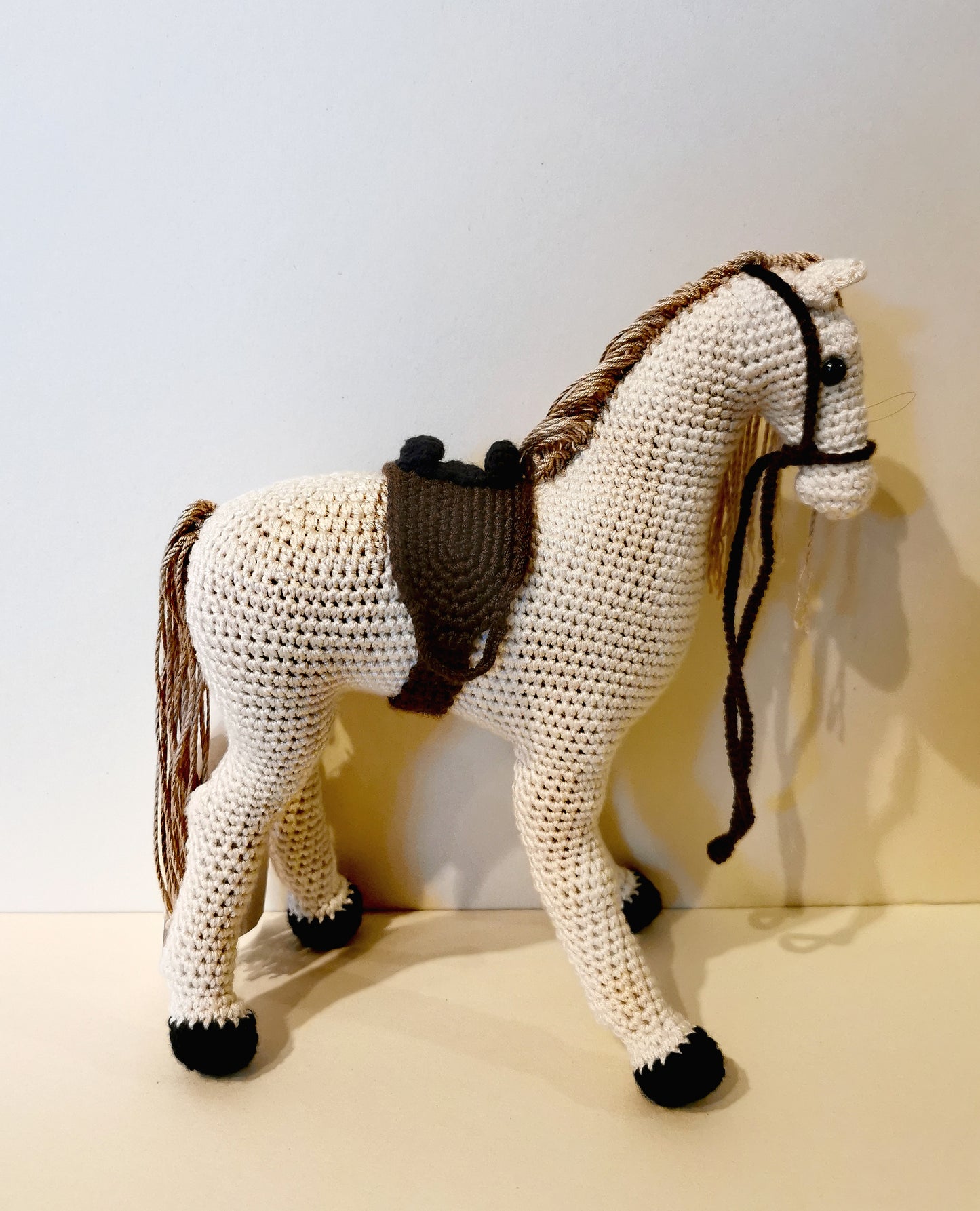 Güls Handmade - Gehäkeltes Pferd in weiß, creme, braun, schwarz