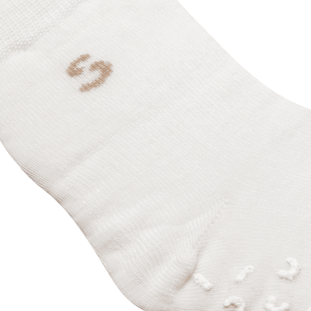 Tolle Socken die nicht rutschen und am Fuß bleiben in weiß