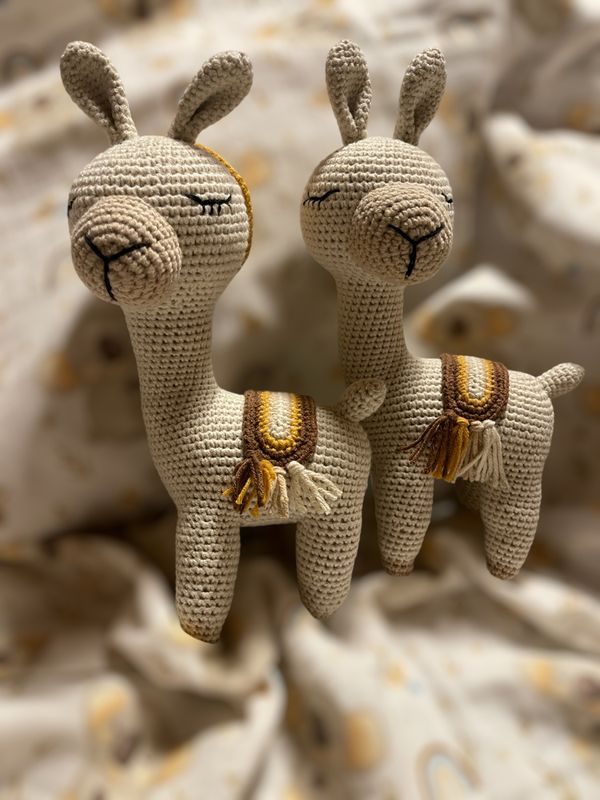 Hochwertig gearbeitetes Lama in creme mit detailreichem Sattel, von Hand gehäkelt