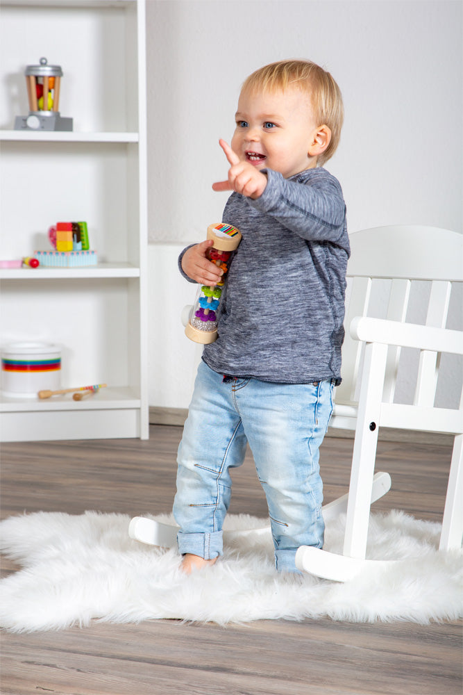 Regenmacher in Regenbogenfarben der sanfte Geräusche macht