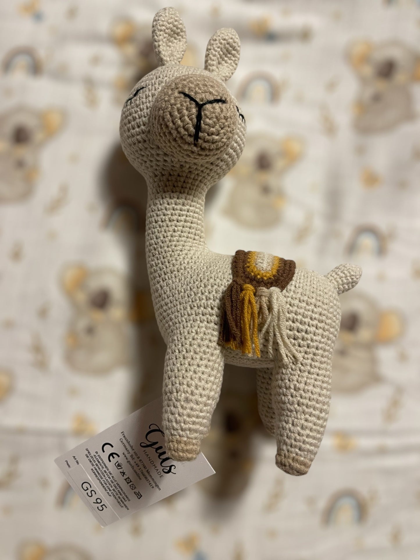 Hochwertig gearbeitetes Lama in creme mit detailreichem Sattel, von Hand gehäkelt