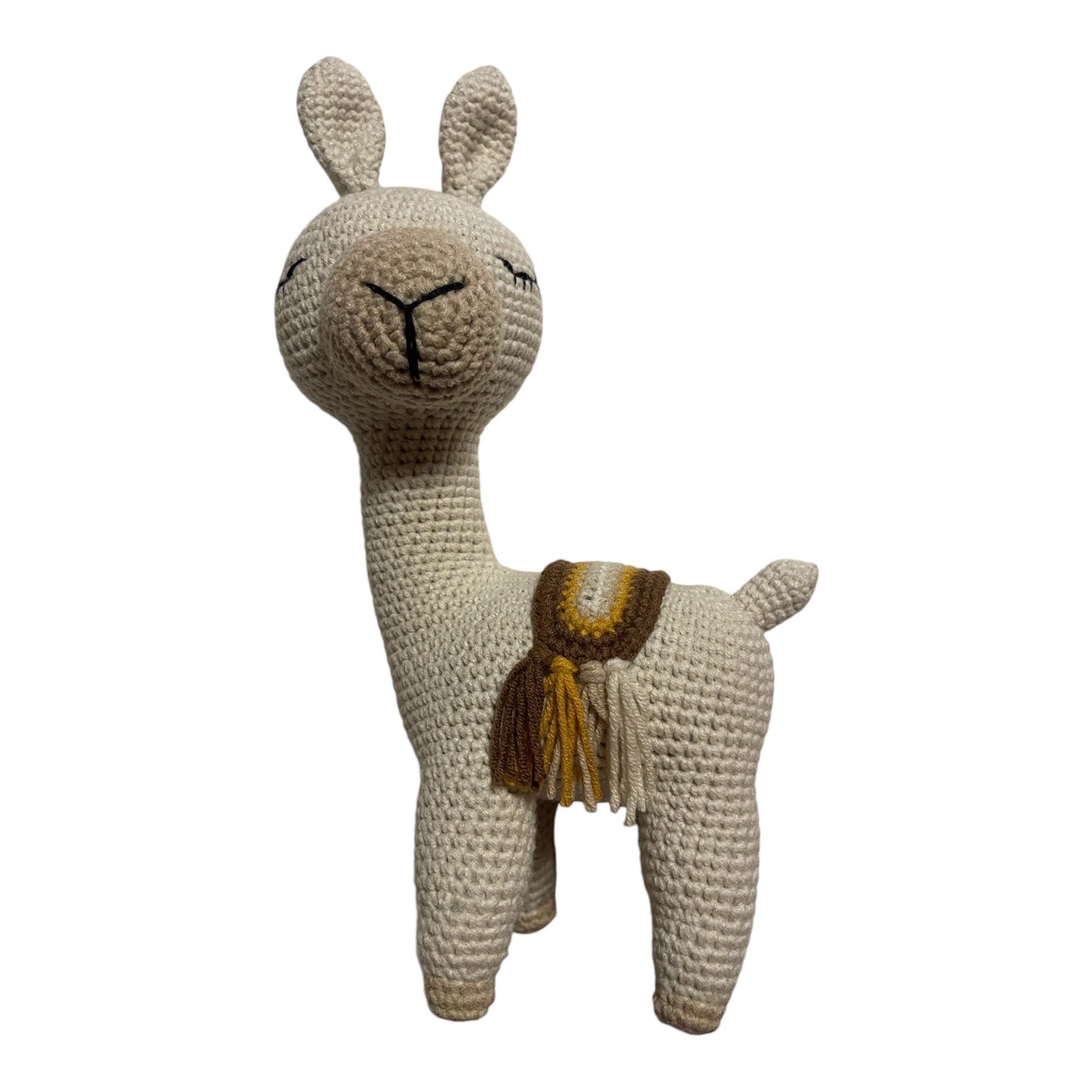 Hochwertig gearbeitetes Lama in creme mit detailreichem Sattel, von Hand gehäkelt