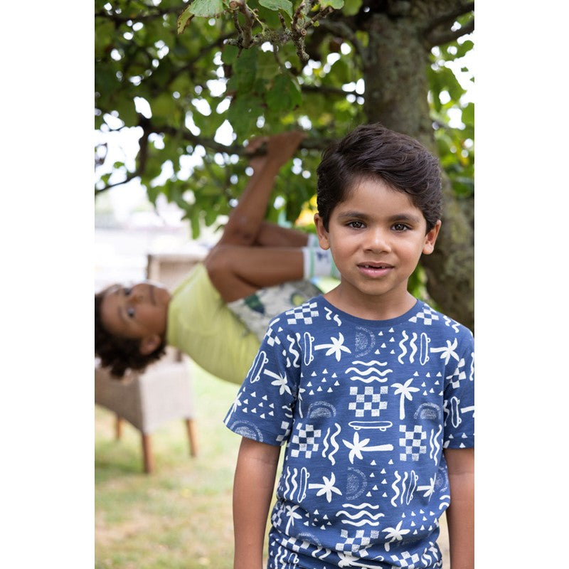 Hochwertiges T-Shirt aus Bio-Baumwolle in dunklem blau mit All-Over-Print in offwhite