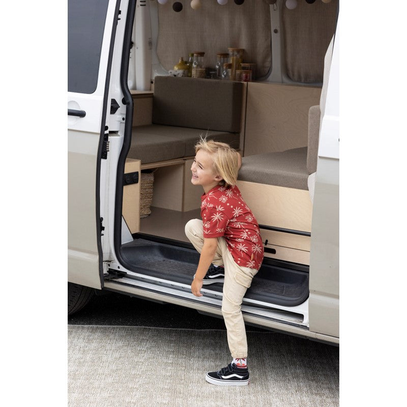 Hochwertiges T-Shirt aus Bio-Baumwolle in Briqur Rot mit All-Over-Print Palmen und Sonnen