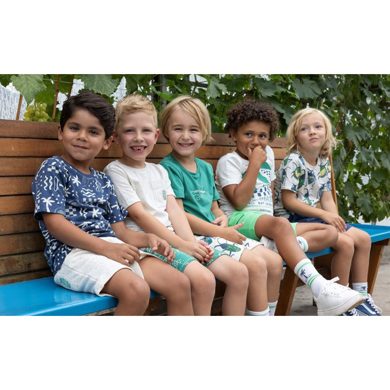 Hochwertiges T-Shirt aus Bio-Baumwolle in dunklem blau mit All-Over-Print in offwhite