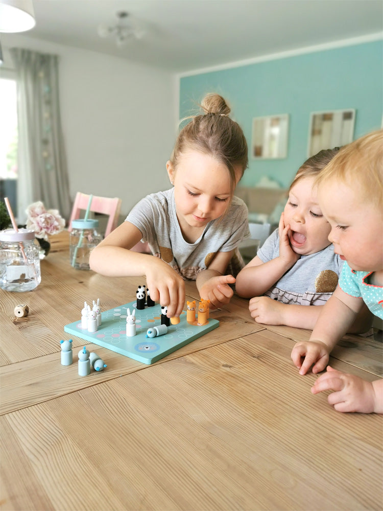 Schönes Mensch ärger dich nicht Spiel aus Holz mit Tierfiguren für Kinder