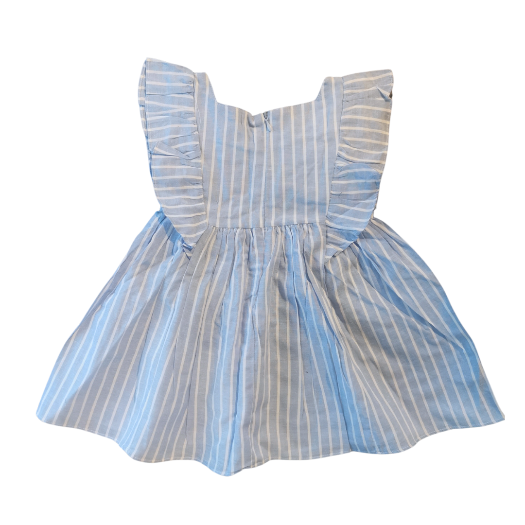 Schönes gestreiftes Sommerkleid mit raffinierten Rüschen in blau