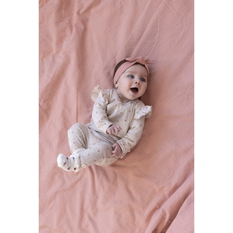 Praktisches Wickelshirt in Taupe Melange mit Blumen All Over Print und Rüschen an den Schultern
