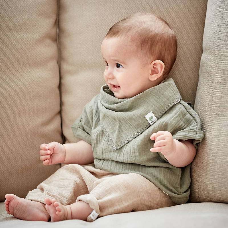 Hochwertige Musselin Krempelhose aus GOTS-zertifizierter Bio-Baumwolle von maximo in beige Model
