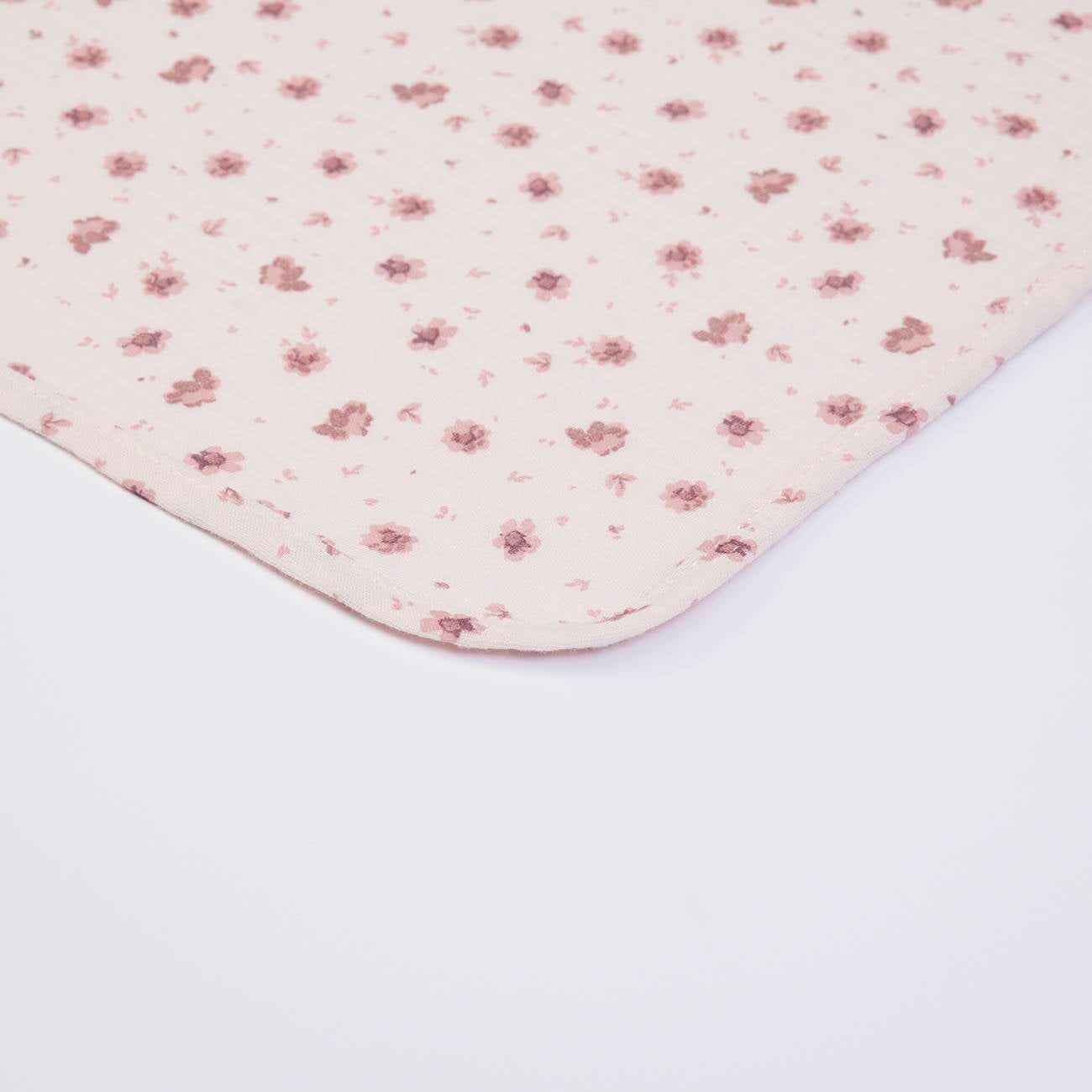 Schöne, leichte Babydecke aus Musselin mit Blumenmuster in zartem rosa